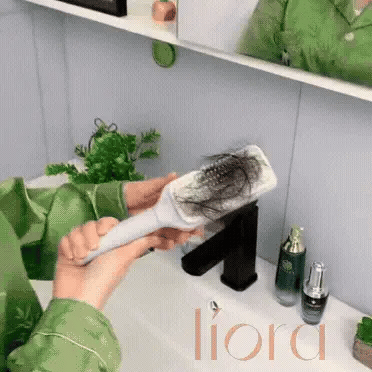 Hair Brush Clean Glide Demo Animation 02